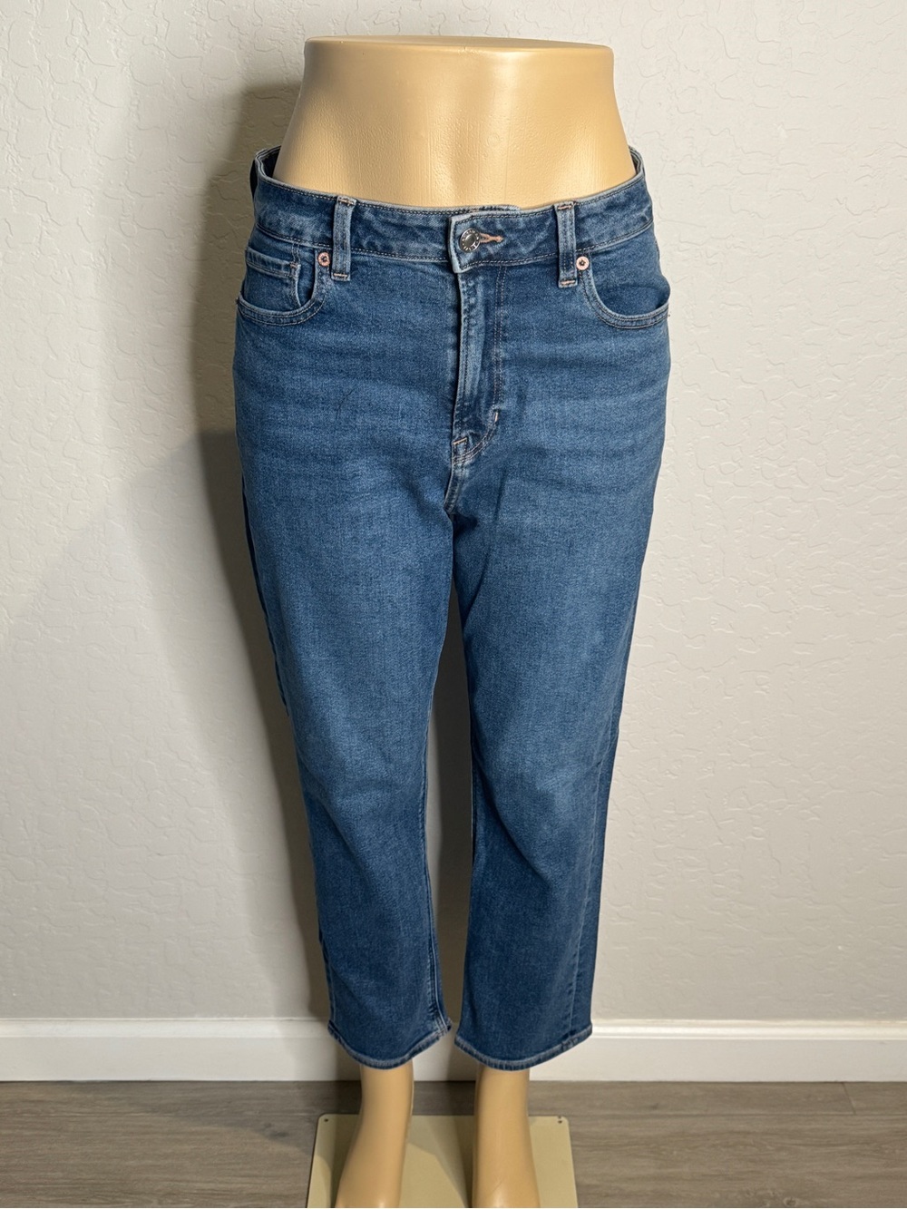 American Eagle high-rise Mom Jean 8S